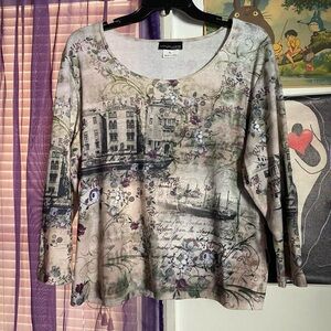 cream floral print top w 3/4 sleeves <3